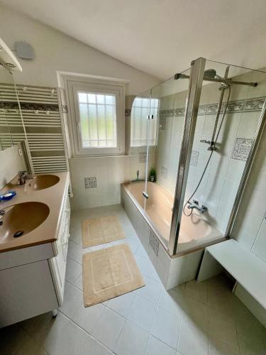 une salle de bain avec douche et lavabo dans l'établissement Les Jarres Bleues - Haut de Villa, à Vence