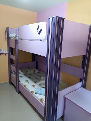 Letto a castello in camera con specchio di The Palio Escape a PalaiónTsiflíkion