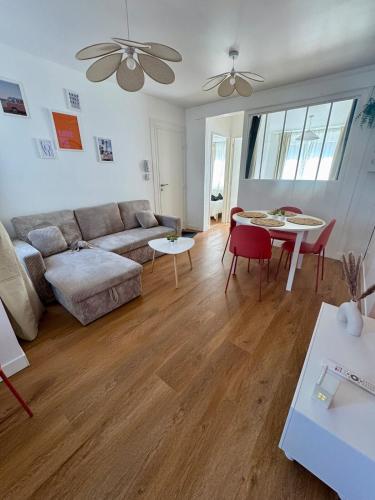 un salon avec un canapé et une table dans l'établissement Les Chouettes, au Mans