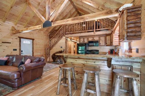 Ruang duduk di Seven Pines Cabin - Secluded in Hocking Hills