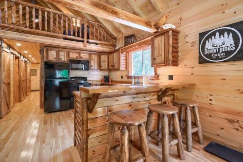 Dapur atau dapur kecil di Seven Pines Cabin - Secluded in Hocking Hills