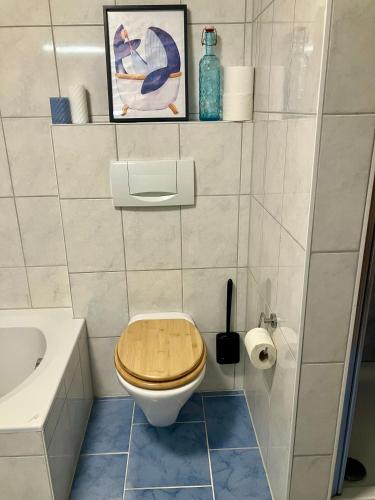 a bathroom with a toilet and a sink at Ferienwohnung in Moosburg 