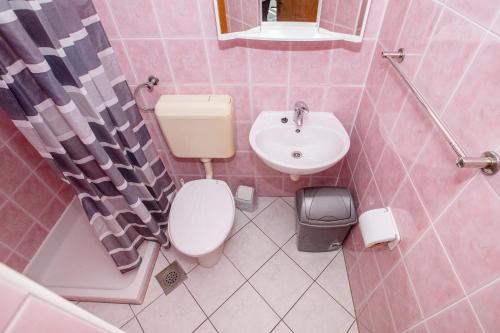 Bilik mandi di Apartments Jug
