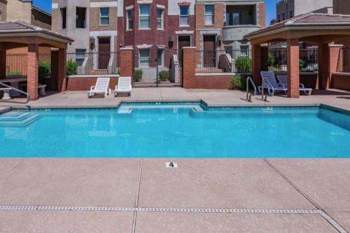 Πισίνα στο ή κοντά στο Luxury Tempe rental walk to downtown