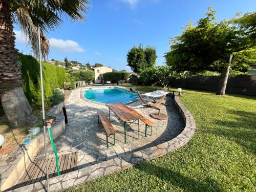 - une piscine dans une cour avec un tuyau dans l'établissement Les Jarres Bleues - Haut de Villa, à Vence