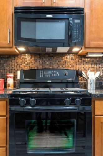 Η κουζίνα ή μικρή κουζίνα στο Luxury Tempe rental walk to downtown