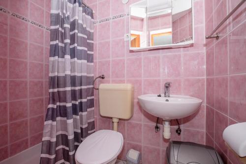 Bilik mandi di Apartments Jug