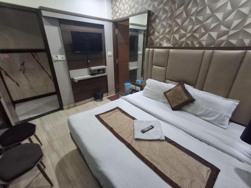 Postel nebo postele na pokoji v ubytování Capital Of Delhi Darshan Hotel
