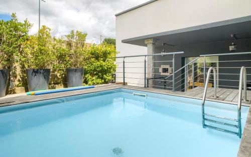 une piscine devant une maison dans l'établissement Gite An Alré - Piscine - Spa - ciné, à Brech