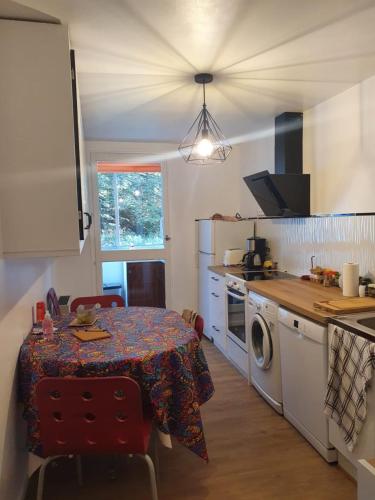 une cuisine avec une table et une salle à manger dans l'établissement Anglet T3 ideal vacances, à Anglet