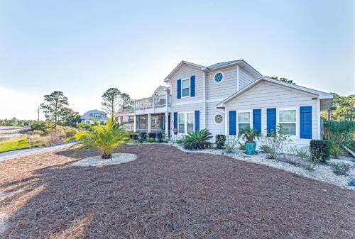 Cape San BlasにあるLured by the Sandsの青い襖と庭のある家