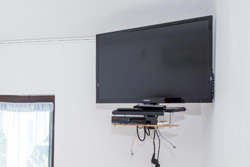 Televisyen dan/atau pusat hiburan di Apartments Jug