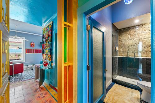 Baño colorido con aseo y lavamanos en Vibrant Location Artistic Home Downtown King Bed, en San Antonio