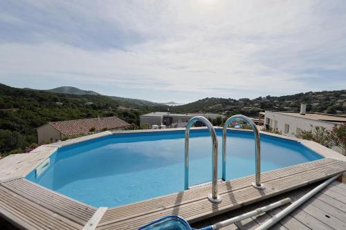 - une grande piscine bleue au-dessus d'une maison dans l'établissement Vue mer et détente villa élégante avec piscine, à Pietrosella