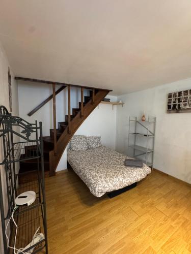 - une chambre avec un lit et un escalier dans l'établissement Duplex République, à Orléans