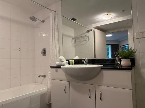 Koupelna v ubytování Stylish City Stay in Parramatta Pool , Parking