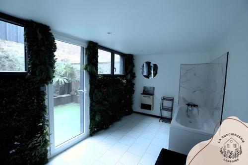 La salle de bains est pourvue d'une douche et de carrelage blanc. dans l'établissement Septentrio Lensois, à Lens