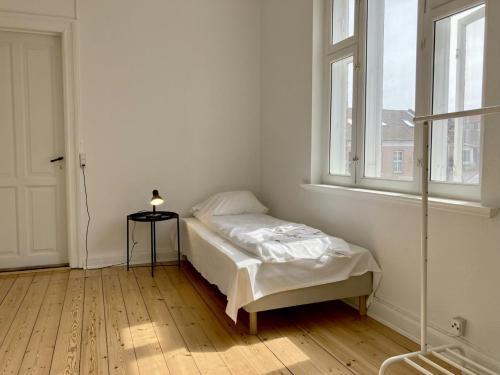 Ένα ή περισσότερα κρεβάτια σε δωμάτιο στο Central and Spacious Apartment for 4