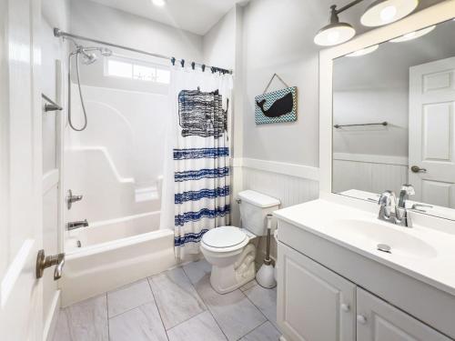 a bathroom with a sink and a toilet and a shower at Seagrove, 2 Bd , Sleeps 8, Stillwater 30A, Walk to Beach ,Pool in Santa Rosa Beach
