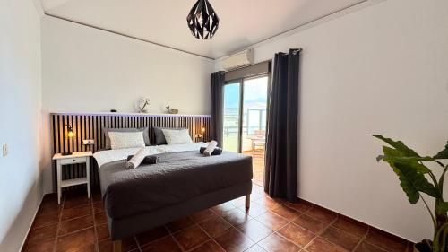 una camera da letto con un letto e una grande finestra di SUN & SURF Tejita a El Médano