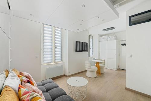 un salon avec un canapé et une table dans l'établissement Le Haute Couture, à Paris