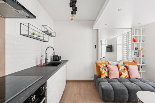 Il dispose d'une cuisine et d'un salon avec un canapé et un évier. dans l'établissement Le Haute Couture, à Paris