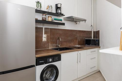a kitchen with a sink and a washing machine at Habitation PLUM in Pointe-à-Pitre