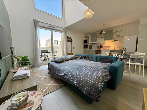 une chambre avec un lit et un salon dans l'établissement Modern Duplex- Disneyland Paris, à Bussy-Saint-Georges