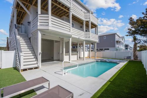 Bazén v ubytování Luxury New Build Steps to Beach w Elevator Pool nebo v jeho okolí