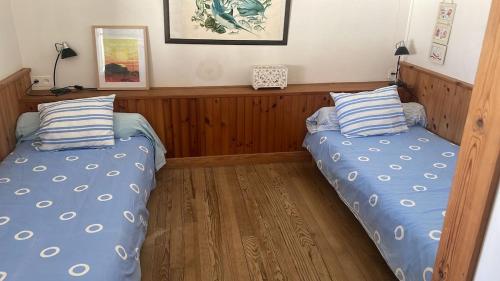 deux lits côte à côte dans une chambre dans l'établissement Beach front House, à Vielle-Saint-Girons