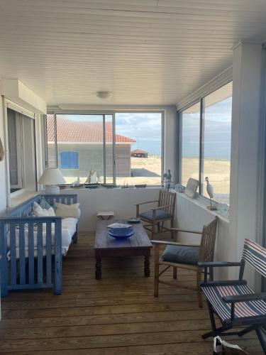 un salon avec un canapé, une table et des chaises dans l'établissement Beach front House, à Vielle-Saint-Girons