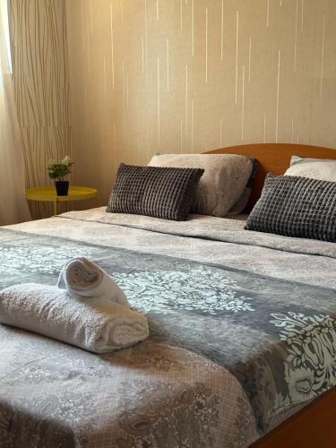 two beds with towels sitting on top of them at La Kameya in Kiten