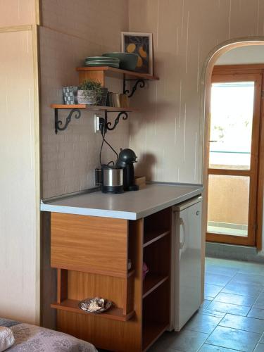 A kitchen or kitchenette at La Kameya
