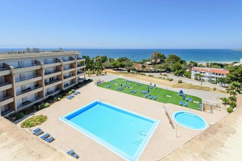 Stilysh 1BR Apartment Pool & Private Parking Walk to Beach 150m and city center Sleeps 4