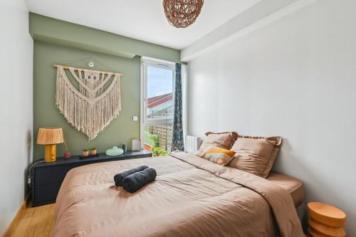 une chambre avec un grand lit et une fenêtre dans l'établissement Duplex design relaxing garden Porte de Paris, à Bagnolet
