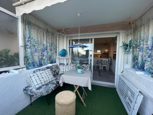 Studio with port view terrace with AC