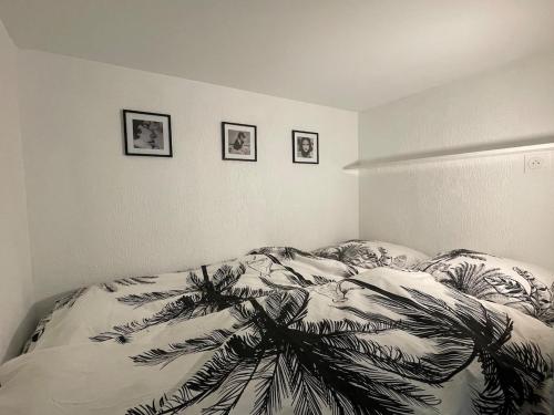 - une chambre avec un lit et une couverture de palmier dans l'établissement Studio with port view terrace with AC, à Antibes