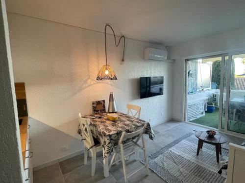 Studio with port view terrace with AC