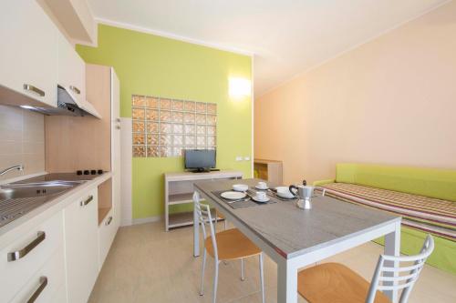 Dapur atau dapur kecil di Diano Sporting Apartments