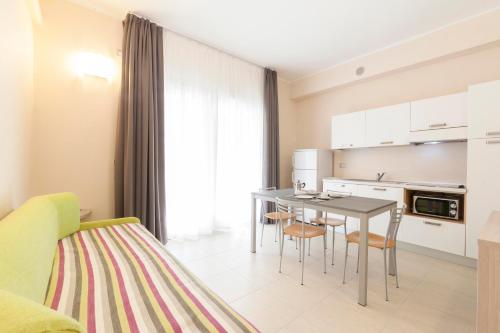 Dapur atau dapur kecil di Diano Sporting Apartments
