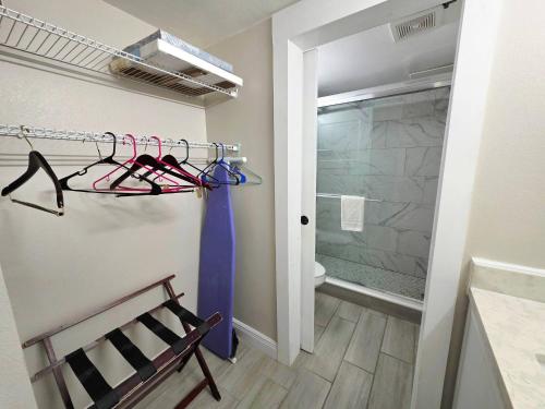 Un baño con ducha a ras de suelo y un inodoro. en Oceanfront Studio 2 Queen beds kitchenette & pool, en Daytona Beach