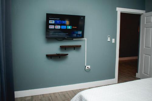 Una televisión o centro de entretenimiento en The Palm Beach Villas