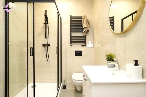 une salle de bains avec douche, toilettes et lavabo dans l'établissement MMRent Umbrella Room, à Gdańsk