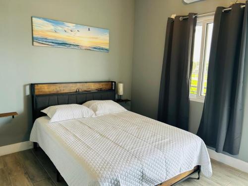 Una cama o camas en una habitación de The Palm Beach Villas