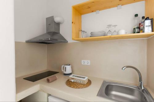 Φωτογραφία από το άλμπουμ του Athina Rooms - Lounge Apartments στην Παροικιά