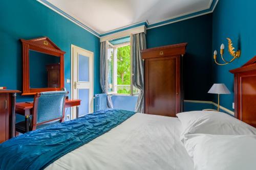Postel nebo postele na pokoji v ubytování Hôtel Les Maréchaux