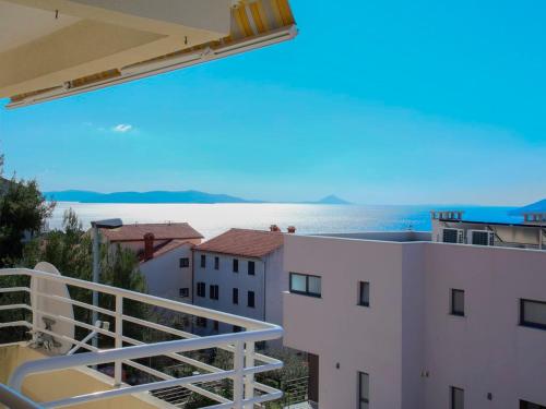 App with AC, pets friendly,389