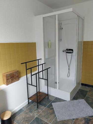 une salle de bain avec une douche avec une porte vitrée dans l'établissement Le reflet de la cathédrale, à Saint-Omer