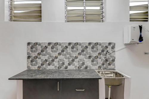 Dapur atau dapur kecil di Super Capital O Elite Stay Jp Nagar Near SRI SATHYA GANAPATHI SHIRDI SAIBABA Temple