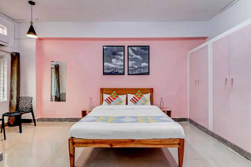 Katil atau katil-katil dalam bilik di Super Capital O Elite Stay Jp Nagar Near SRI SATHYA GANAPATHI SHIRDI SAIBABA Temple